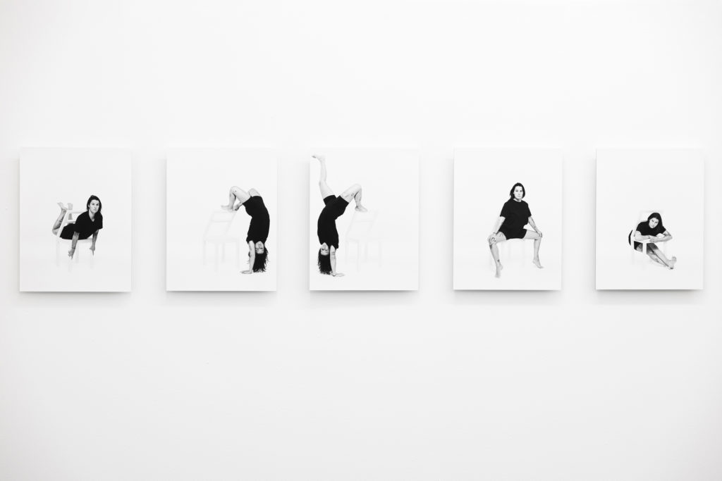 Régime d’assise, vue d’installation à Contretype, cinq tirages de la série
