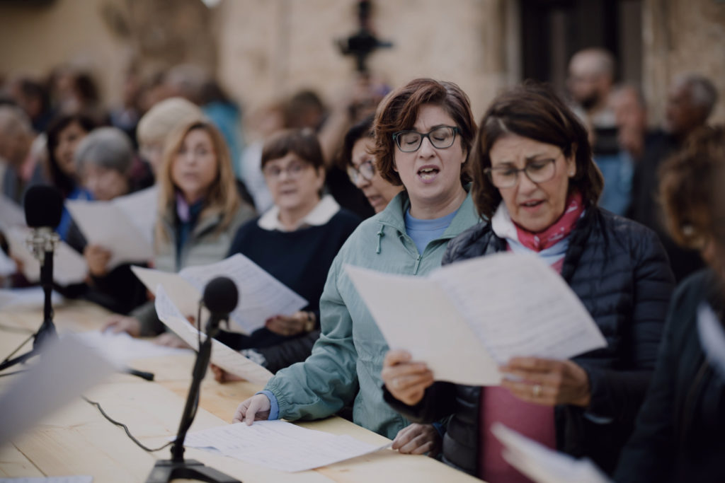 Galateo, Corale 99 singing around the table