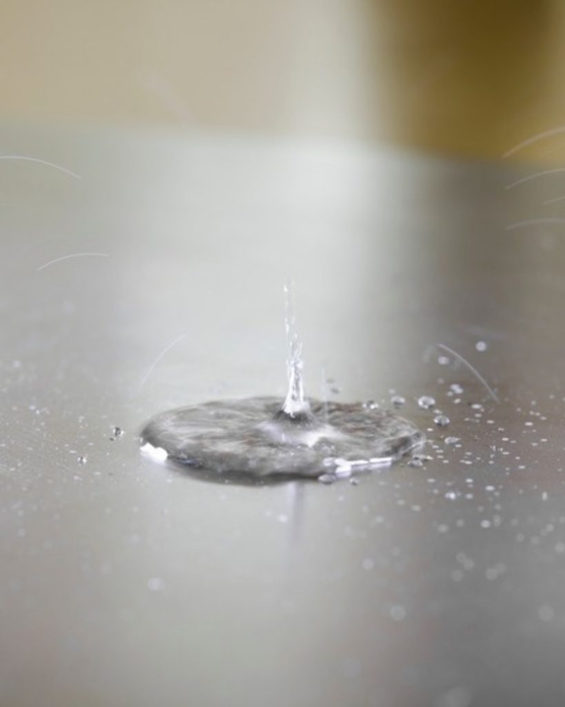 Architecture of Care, détail, une goutte tombe sur la table en acier