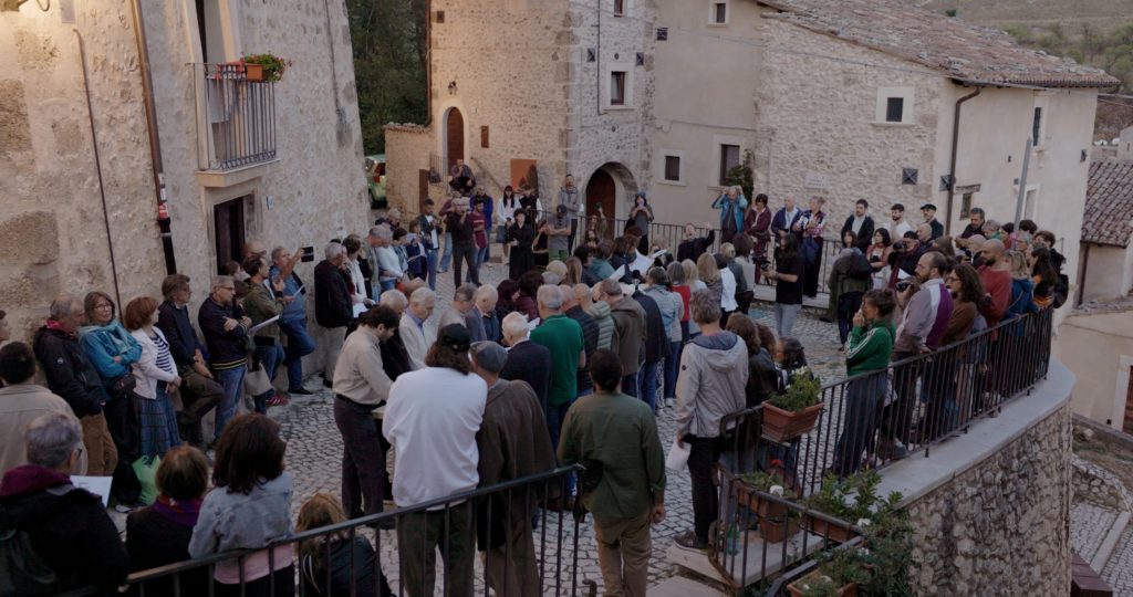 Galateo, la Corale 99 et le public autour de la table, Santo Stefano di Sessanio